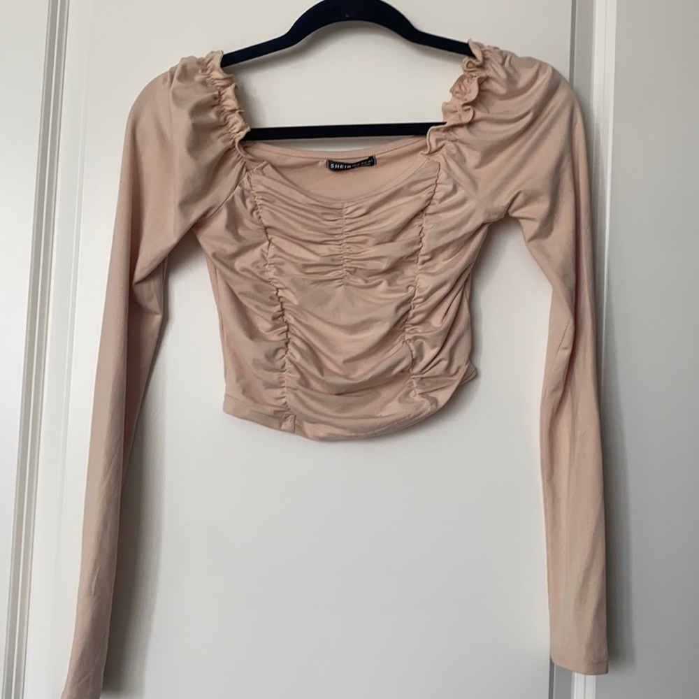 Very pretty off the shoulder scrunched top!